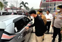 Gibran Tegur Antrean Panjang — Wakil Presiden Gibran Rakabuming Raka meninjau antrean panjang di SPBU Palangka Raya, Kalimantan Tengah.