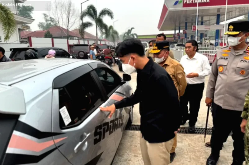 Gibran Tegur Antrean Panjang — Wakil Presiden Gibran Rakabuming Raka meninjau antrean panjang di SPBU Palangka Raya, Kalimantan Tengah.