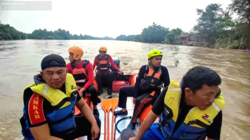 Tim SAR gabungan melakukan pencarian bocah 9 tahun yang hanyut di Sungai Komering, OKU Timur.