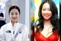 Penyanyi Korea Selatan Shin Ji Su tersenyum saat mengumumkan rencana pernikahannya melalui media sosial.