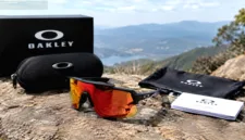 Kacamata Oakley dengan teknologi lensa Prizm dirancang untuk meningkatkan kontras dan detail visual saat beraktivitas.