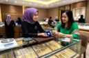 Emas batangan kini menjadi pilihan investasi populer masyarakat Indonesia sebagai strategi pertahanan ekonomi.
