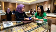 Emas batangan kini menjadi pilihan investasi populer masyarakat Indonesia sebagai strategi pertahanan ekonomi.