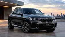 BMW X6 hadir sebagai SUV premium berdesain coupe yang menawarkan tenaga 381 HP.