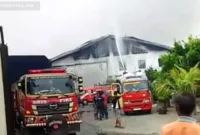 Kebakaran Pabrik Sepatu — Kepulan asap hitam dan kobaran api melahap bangunan pabrik sepatu PT Esa Kalen Jaya di Mojokerto.
