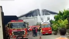 Kobaran api dan kepulan asap hitam membubung tinggi saat kebakaran melanda pabrik sepatu PT Esa Kalen Jaya di Mojokerto pada Kamis, 17 September 2026.