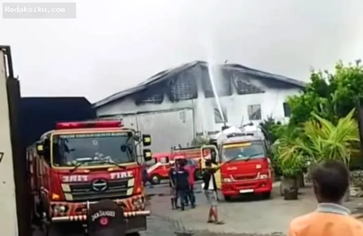 Kebakaran Pabrik Sepatu — Kepulan asap hitam dan kobaran api melahap bangunan pabrik sepatu PT Esa Kalen Jaya di Mojokerto.