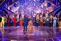 Cara Voting Dancing — Dua penari di panggung Dancing with the Stars musim ke-35