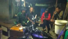 Serda Fadliansah membekali keterampilan bela diri bagi petugas ronda malam untuk meningkatkan keamanan lingkungan.