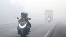 Kabut asap pekat akibat karhutla di Kalimantan memicu lonjakan kasus ISPA dan krisis kesehatan masyarakat.