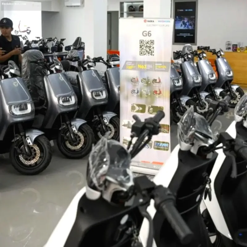 Grafik penurunan penjualan motor listrik di Indonesia yang merosot tajam hingga Agustus 2026.