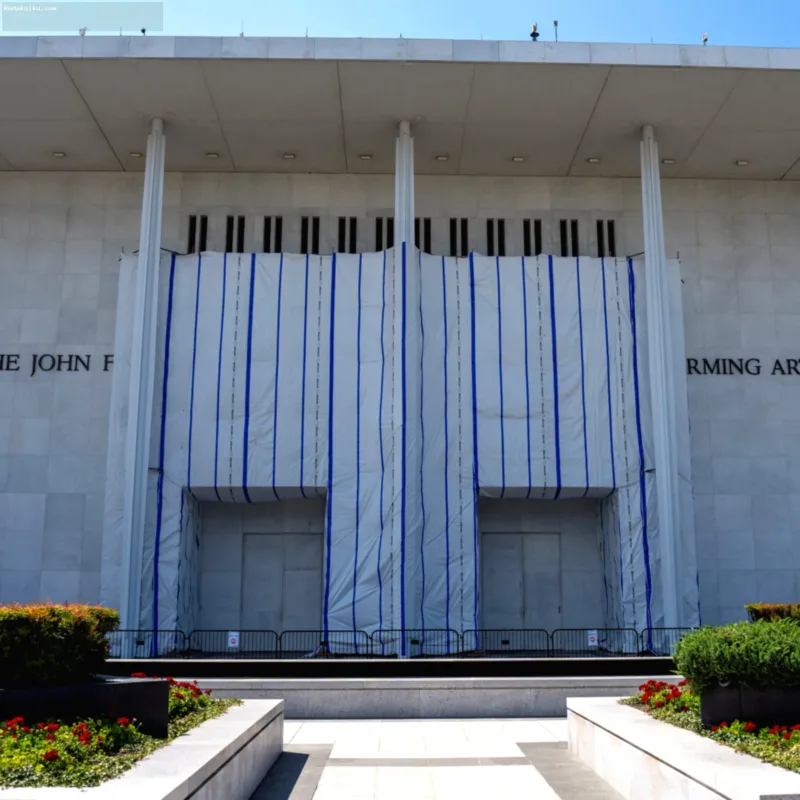Gedung John F. Kennedy Center for the Performing Arts di Amerika Serikat yang menghadapi krisis finansial.