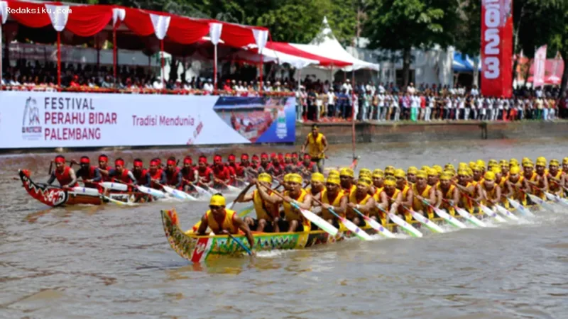 Festival Perahu Bidar — Kereta LRT Sumatera Selatan melintas di atas jalur perkotaan Palembang.