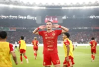 Sanksi Komdis PSSI — Logo Persija Jakarta dan ilustrasi pertandingan sepak bola Liga Indonesia.