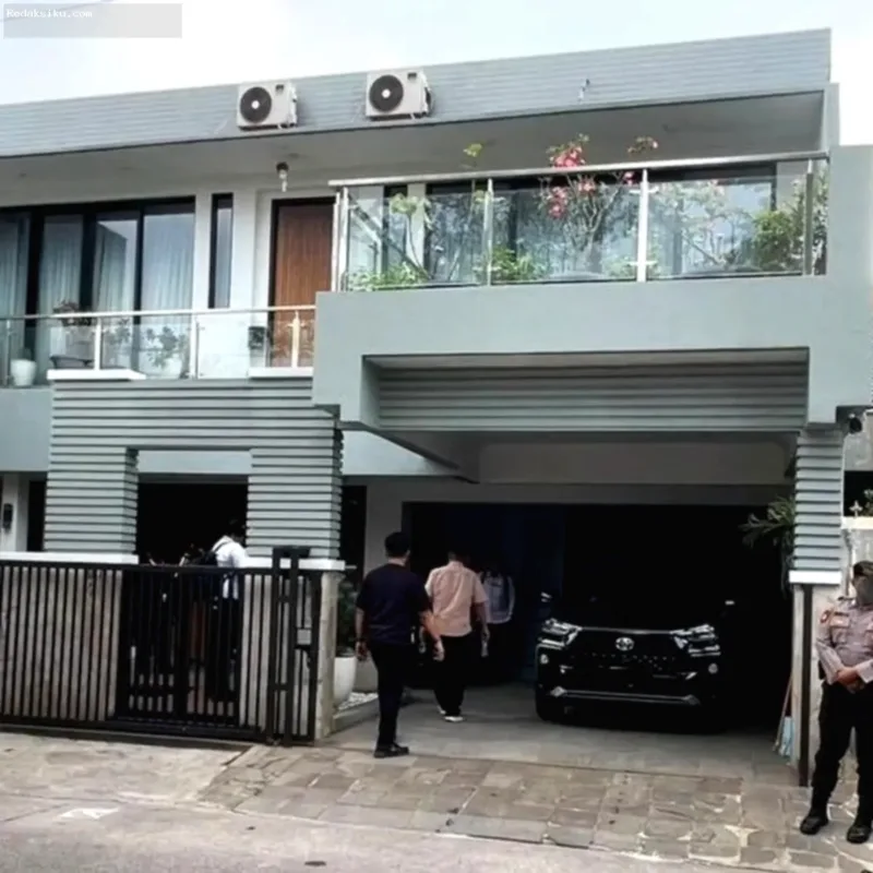Penggeledahan rumah saksi kasus suap Ade Kuswara Kunang di Depok oleh KPK