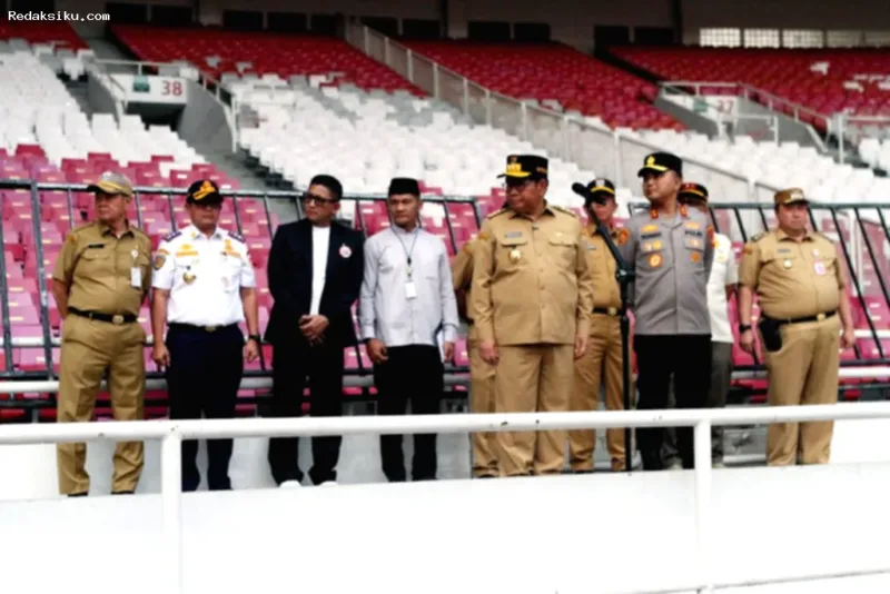 Jelang Persija — Ribuan anggota The Jakmania mengikuti apel siaga jelang laga Persija melawan Persib di sekitar SUGBK.