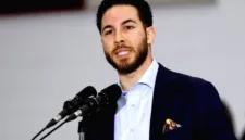 Wali Kota Dearborn Abdullah Hammoud mendapat sorotan tajam terkait kebijakan anggaran dekorasi Ramadan.