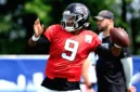 Atlanta Falcons tetap mempertahankan Tua Tagovailoa di jajaran pemain meski sang quarterback tengah mengalami cedera.