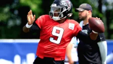 Atlanta Falcons tetap mempertahankan Tua Tagovailoa di jajaran pemain meski sang quarterback tengah mengalami cedera.