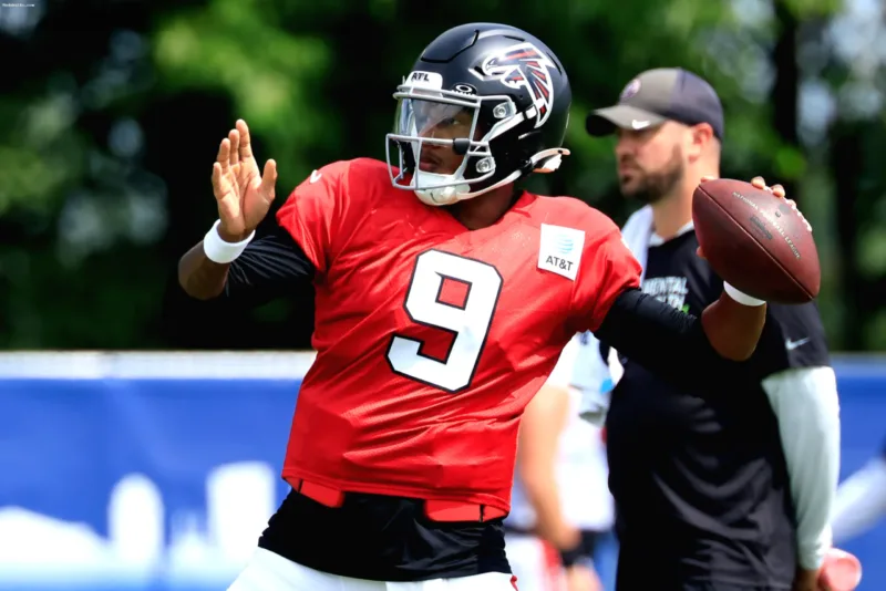 Status Tua Tagovailoa — Tua Tagovailoa saat mengenakan seragam Atlanta Falcons di lapangan pertandingan NFL.