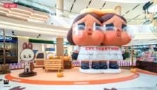 Pop Mart menghadirkan instalasi tematik Attic of Oddities dengan figur Crybaby raksasa di Bekasi. JA