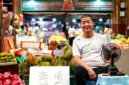 Pedagang buah Qin Chunchang sedang menata durian di kiosnya di Pasar Grosir Buah Hongxingang, Sanya, China.