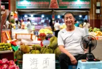 budidaya durian — Pedagang buah Qin Chunchang menata durian di kiosnya di Pasar Grosir Buah Hongxingang, Sanya, China.