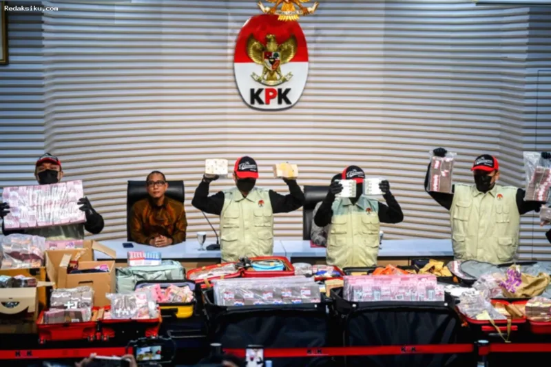 KPK Sita Rp106 Miliar — Tumpukan uang tunai dalam koper hasil sitaan KPK dari OTT pejabat Kementerian ATR