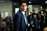 Aktor Korea Selatan Lee Min-ho berpose dengan ekspresi wajah tenang dan reflektif.