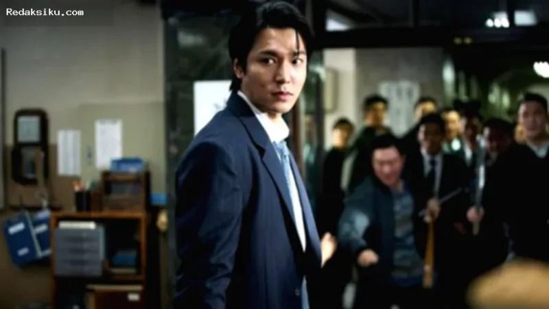 Aktor Korea Selatan Lee Min-ho berpose dengan ekspresi wajah tenang dan reflektif.