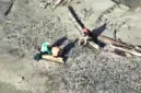 Petugas melakukan operasi penyelamatan terhadap wisatawan yang terjebak pasang air laut di pantai Oregon.
