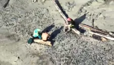 Petugas melakukan operasi penyelamatan terhadap wisatawan yang terjebak pasang air laut di pantai Oregon.