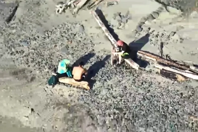 Tebing curam di pesisir pantai Oregon dengan ombak laut Pasifik yang menerjang area bebatuan.