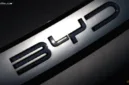 Logo BYD terpampang pada unit kendaraan listrik di sebuah dealer.