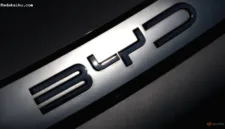 Logo BYD terpampang pada unit kendaraan listrik di sebuah dealer.