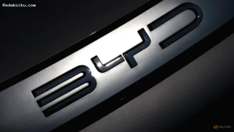 BYD Tarik 180 — Logo BYD pada bodi mobil listrik yang dipajang di dealer resmi