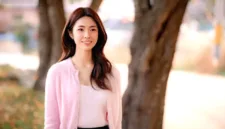 Aktris Ha Young menghadapi ketidakpastian karier setelah SBS dan Netflix mempertimbangkan ulang proyek akibat kontroversi sejarah keluarga.