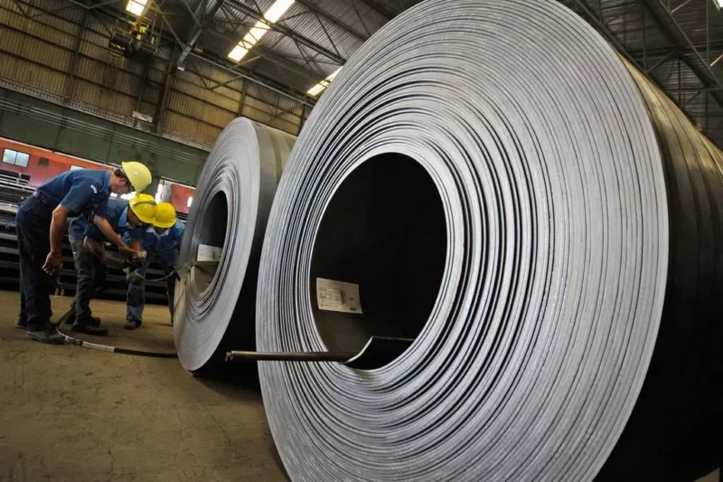 Krakatau Steel Cetak Laba — Grafik kinerja dan logo PT Krakatau Steel Tbk yang mencetak laba bersih dan masuk Fortune Indonesia 100.