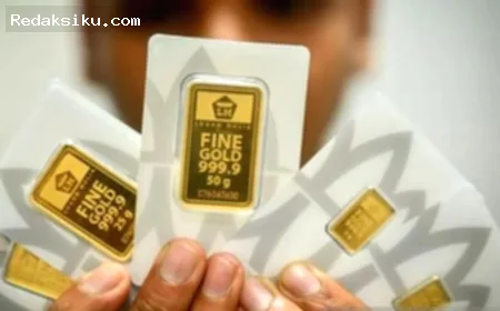 Harga Emas Antam — Kepingan emas batangan Antam dengan latar belakang grafik pergerakan harga pasar