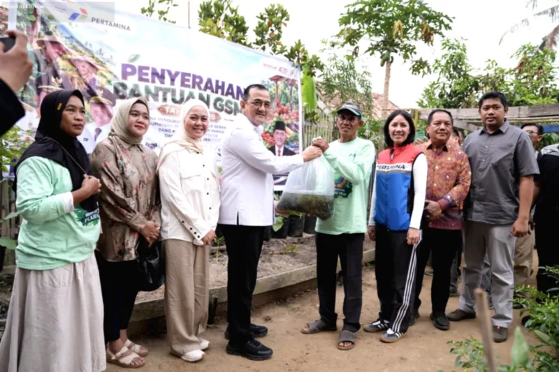 Sekda Sumsel Edward Candra dan Pertamina RU Plaju salurkan 10 ribu bibit ikan patin di Palembang.