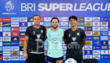 Igor Tolic bersiap menjalani debut resmi sebagai pelatih Persib Bandung saat menjamu PSM Makassar di Stadion GBLA.