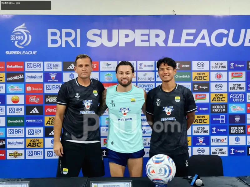 Pelatih Igor Tolic memimpin sesi latihan Persib Bandung jelang laga melawan PSM Makassar di Stadion GBLA.