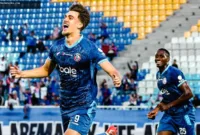 Penyerang Timnas Indonesia Mauro Zijlstra merayakan gol perdananya untuk Arema FC di Stadion Kanjuruhan Malang.