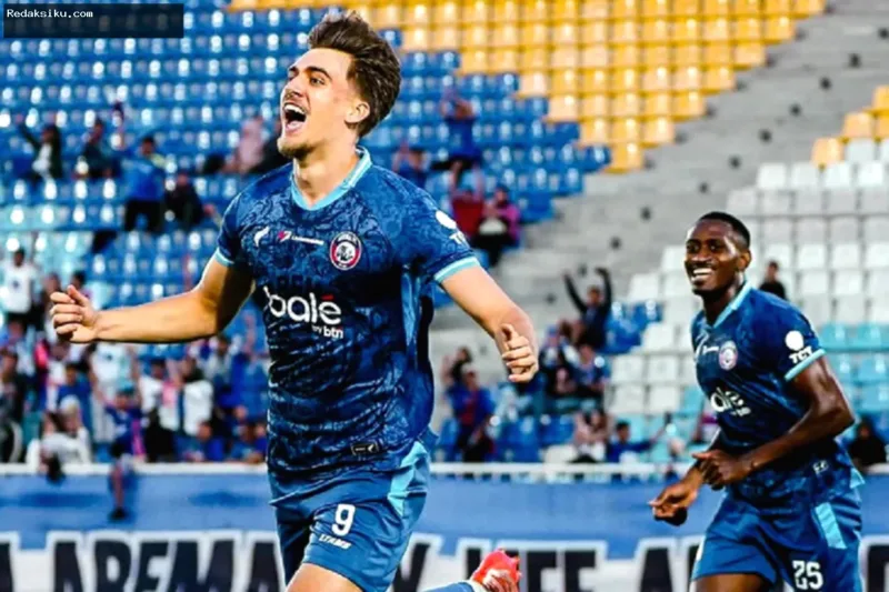 Penyerang Timnas Indonesia Mauro Zijlstra merayakan gol perdananya untuk Arema FC di Stadion Kanjuruhan Malang.