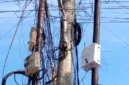 PLN Sekayu melakukan penertiban terhadap kabel internet ilegal yang menumpang di tiang listrik demi keselamatan publik.