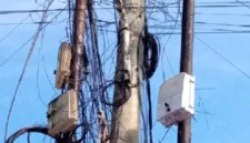 PLN Sekayu melakukan penertiban terhadap kabel internet ilegal yang menumpang di tiang listrik demi keselamatan publik.