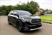 Harga Bekas Innova Zenix — Toyota Kijang Innova Zenix berwarna putih terparkir di area pameran mobil