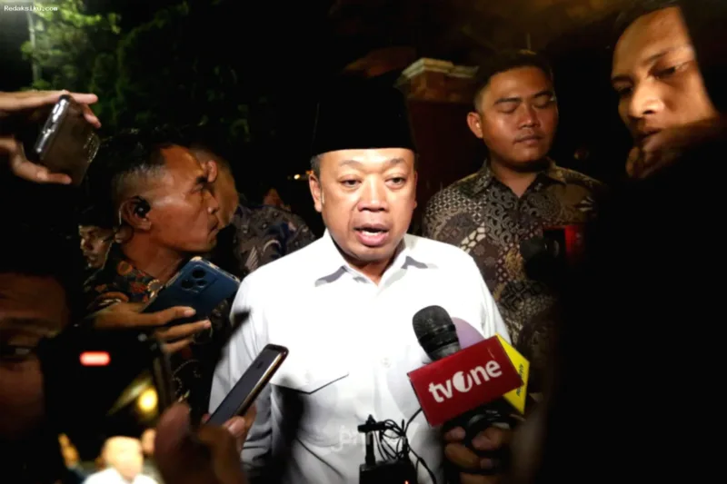 Logo Partai Golkar dengan latar belakang bernuansa politik dan pemberitaan kasus hukum.