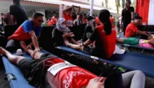 Para terapis tunanetra memberikan layanan pemulihan otot bagi peserta Soekarno Run di Banyuwangi.