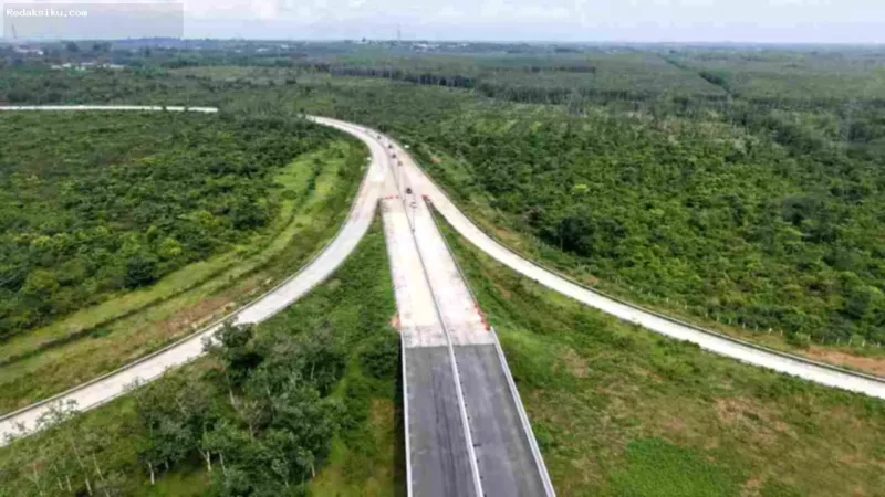 Tol Palembang-Betung — Pekerja konstruksi dan alat berat di proyek Jalan Tol Trans Sumatera wilayah Sumatra Selatan.